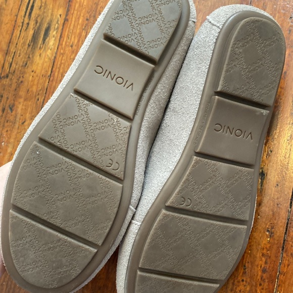 Vionic suede loafers. Size 6. - Picture 4 of 4